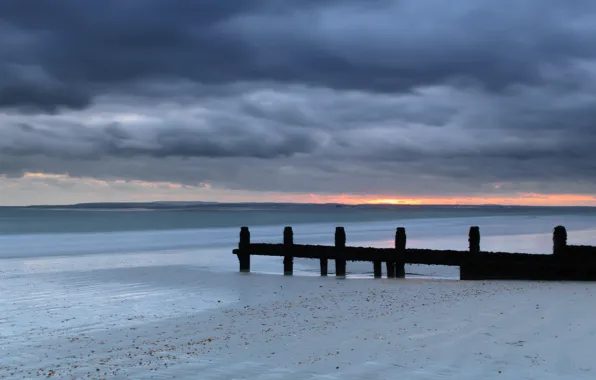 Картинка песок, море, небо, закат, тучи, берег, Англия, вечер