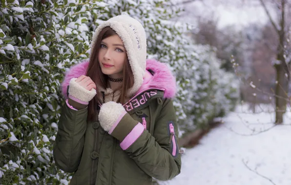 Картинка зима, взгляд, девушка, снег, милая, куртка, капюшон, красивая