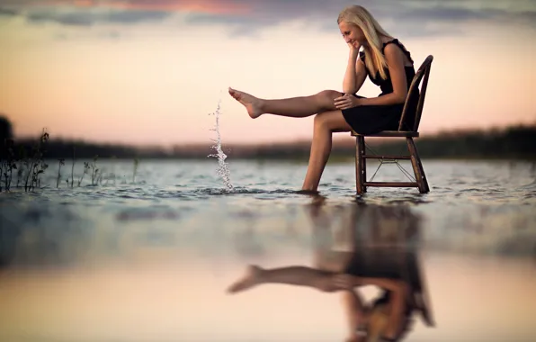 Картинка вода, девушка, радость, отражение, всплеск, стул
