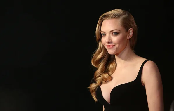 Портрет, актриса, красотка, черный фон, Amanda Seyfried, Аманда Сайфред