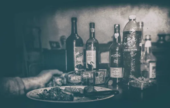 Картинка plate, glass, food, drink, bottles, hand, fork, cigarette butts