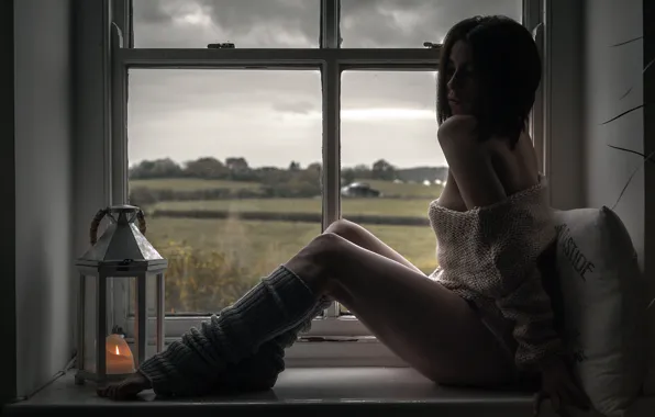 Картинка девушка, окно, подушка, ножки, гетры