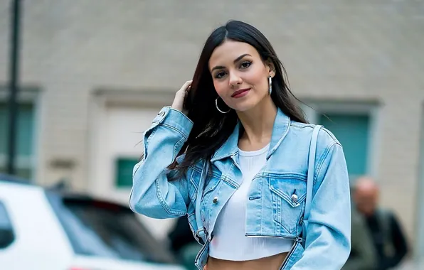Картинка взгляд, девушка, улыбка, модель, макияж, Victoria Justice, джинсовка