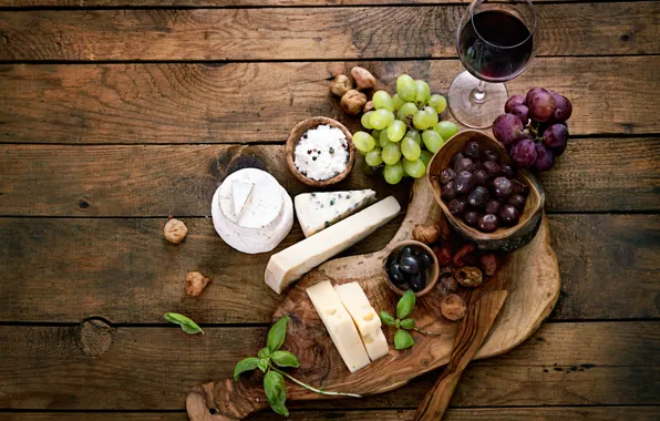 Бокал, сыр, виноград, оливки, красное вино