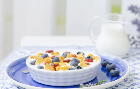 Картинка ягоды, молоко, хлопья, изюм, летний завтрак