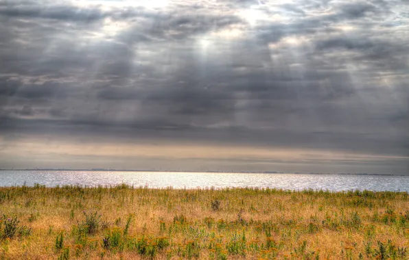 Картинка поле, облака, залив, солнечный свет, ветрогенератор