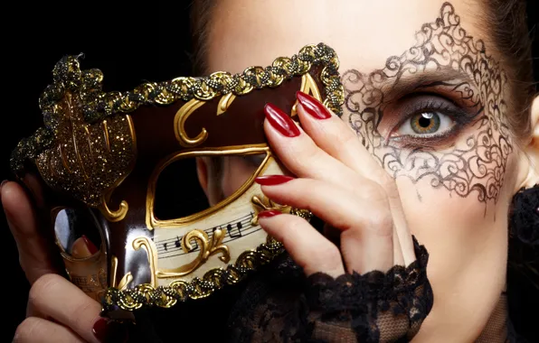 Картинка девушка, лицо, руки, макияж, маска, красные, ногти, золотая
