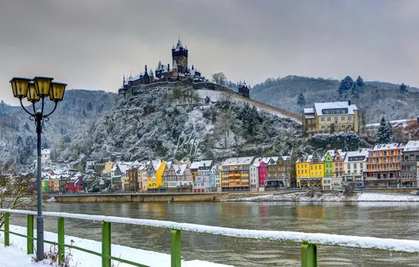Картинка зима, снег, река, замок, дома, Германия, фонари, крепость
