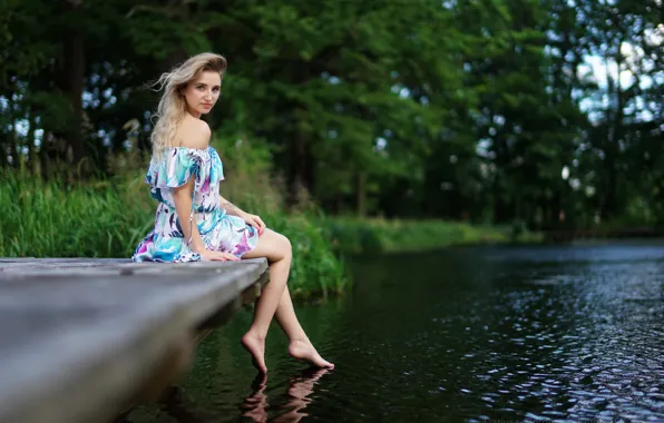 Картинка лето, взгляд, вода, девушка, природа, босиком, платье, блондинка