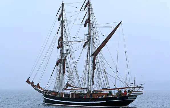 Море, туман, парусник