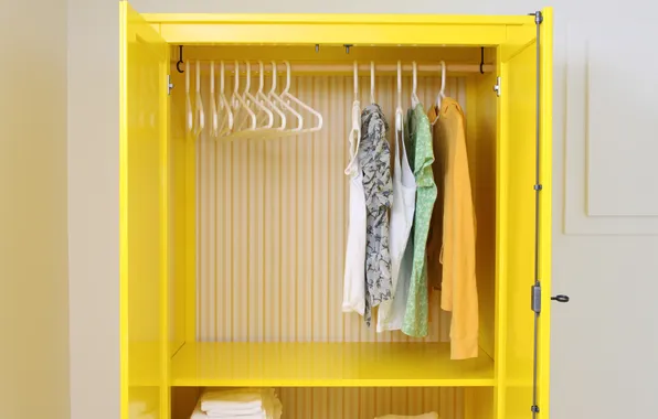 Желтый, вещи, шкаф, вешалки, гардероб