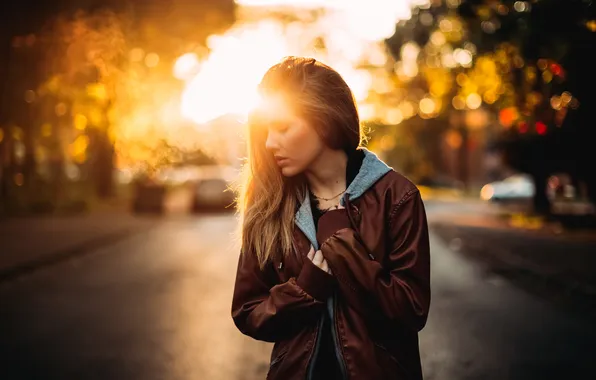 Картинка девушка, солнце, улица, куртка