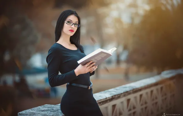 Девушка, платье, черное, очки, книга