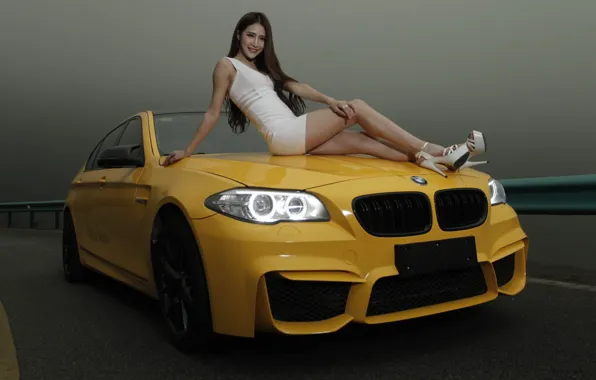 Взгляд, Девушки, BMW, азиатка, красивая девушка, желтый авто, сидит на капоте