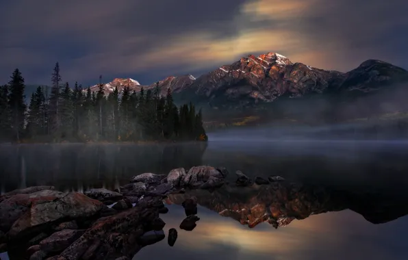 Картинка лес, небо, горы, озеро, камни, Jasper National Park, Национальный парк, Perry Hoag