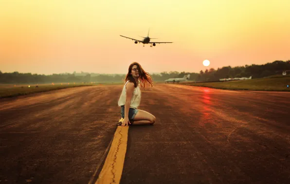 Картинка девушка, самолёты, взлётная полоса