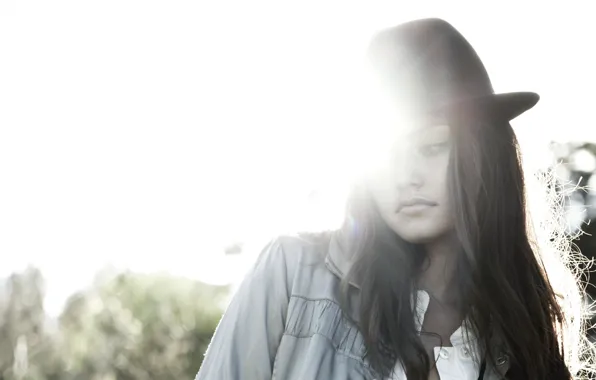 Шляпа, актриса, Phoebe Tonkin