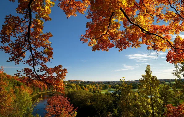 Картинка озеро, река, небо, холмы, дома, деревья, осень