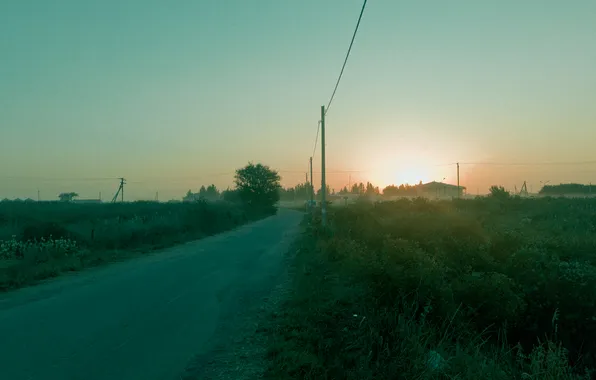 Картинка дорога, лето, небо, трава, солнце, закат, здания, дома