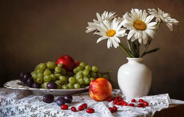Картинка цветы, стол, яблоки, ромашки, тарелка, виноград, ваза, натюрморт