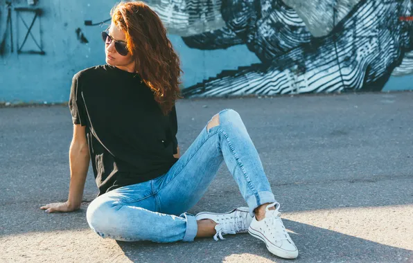 Картинка girl, beautiful, model, jeans, sunglasses, sneakers