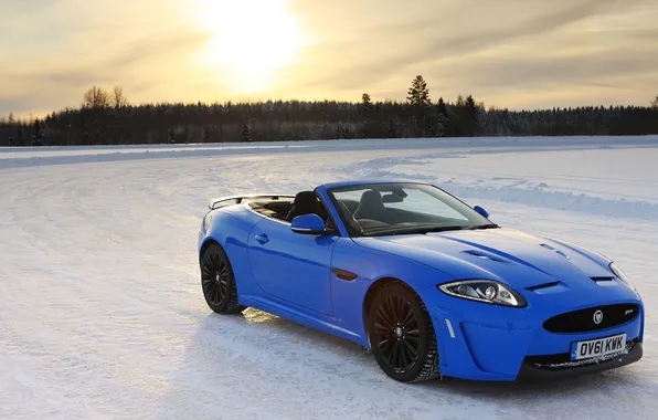 Картинка зима, лес, солнце, снег, синий, Jaguar, ягуар, кабриолет
