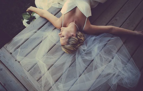 Картинка платье, лежит, фата, свадебное, девушка. блондинка