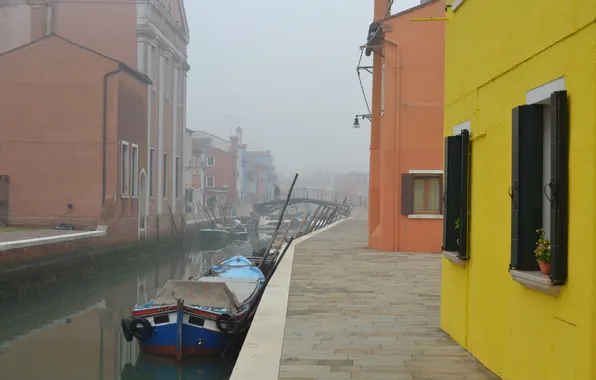 Картинка мост, туман, лодка, дома, Италия, Венеция, канал, остров Бурано