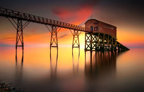 Море, пирс, зарево, лодочный домик