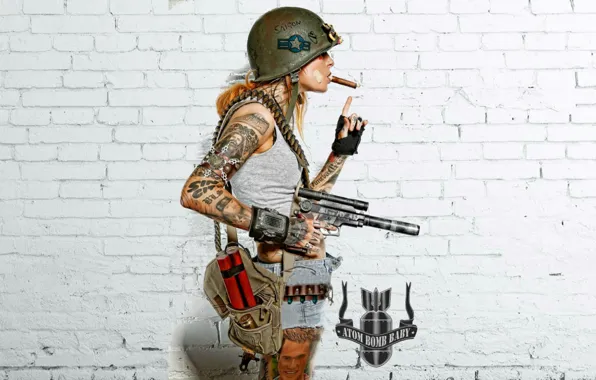 Картинка девушка, оружие, фон, сигара, fallout, татуировки, каска, динамит