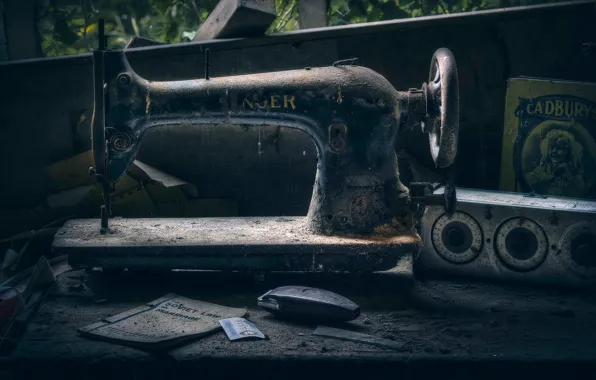 Картинка ретро, раритет, швейная машинка, пыль веков
