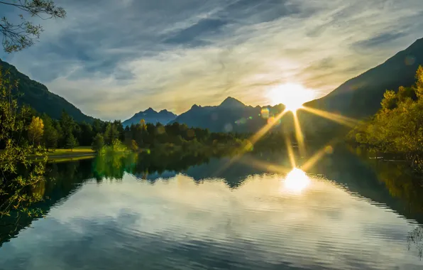 Лето, небо, солнце, облака, лучи, свет, деревья, горы