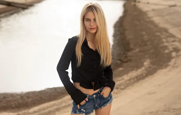 Картинка shorts, woman, young, beautiful, jeans, blonde