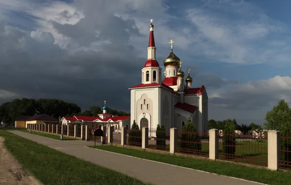 Лето, тучи, церковь, тамань