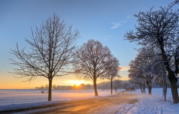 Картинка зима, дорога, небо, солнце, облака, снег, деревья, рассвет