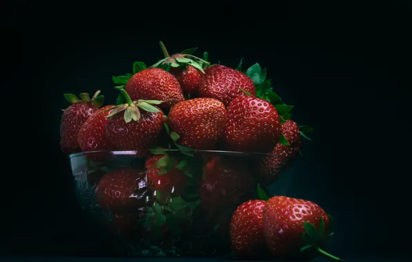 Стекло, ягоды, темный фон, клубника, миска