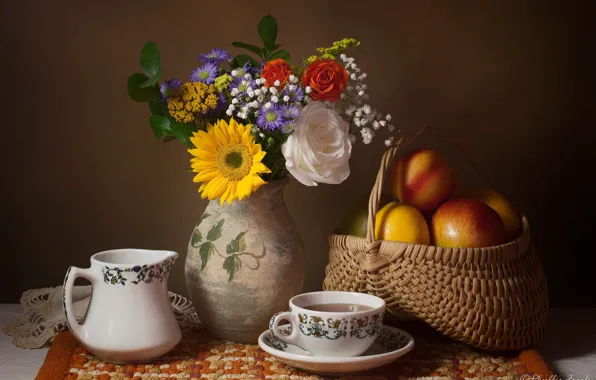 Картинка цветы, чай, корзина, яблоки, кружка, чашка, ваза, натюрморт