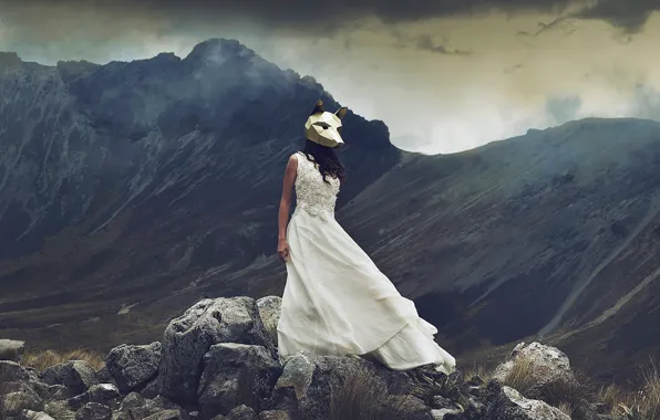 Картинка девушка, горы, камни, ситуация, платье, маска