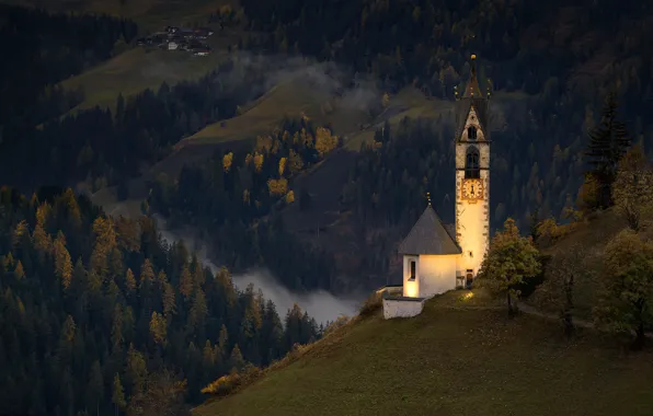Картинка осень, лес, горы, холмы, долина, Италия, церковь, панорама