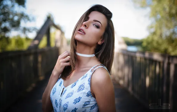 Картинка взгляд, природа, поза, модель, портрет, макияж, платье, прическа