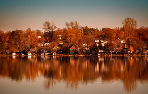 Картинка осень, небо, деревья, озеро, отражение, дома, деревня, зеркало