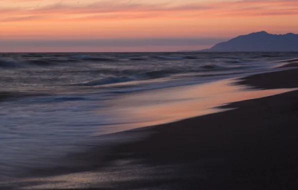 Картинка песок, море, волны, пляж, небо, вода, облака, закат, природа, берег, спокойствие, тишина, гора, вечер, розовое