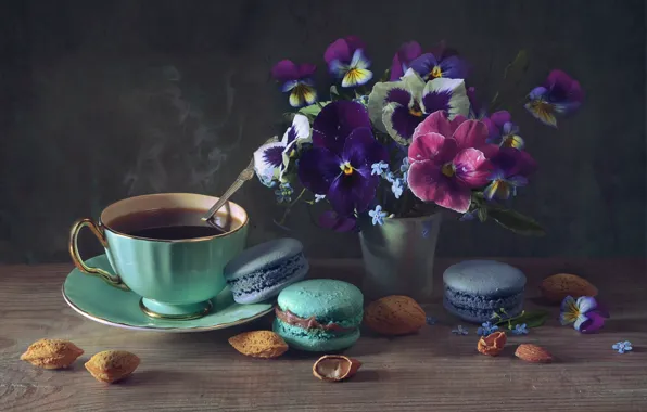 Чай, миндаль, незабудки, фиалки, макаруны
