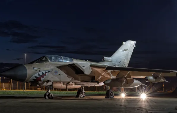 Свет, ночь, зубастик, самолёт, Panavia Tornado