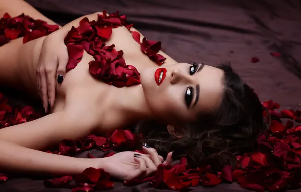 Взгляд, страсть, брюнетка, brown eyes, лепестки роз, карие глаза, brunette, очарование