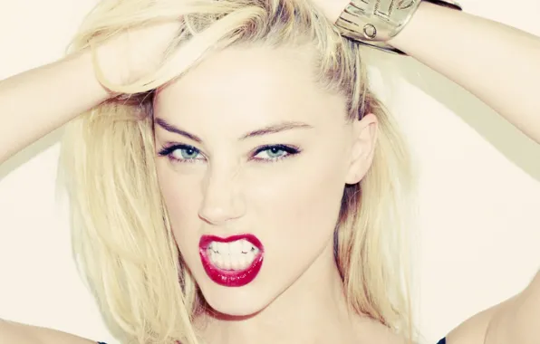 Amber heard, blondinka, lico, emocii, znamenitost, makiyazh, yazyk
