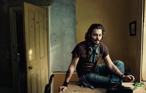 Картинка улыбка, стол, комната, стена, Johnny Depp, бокал, джинсы, дверь