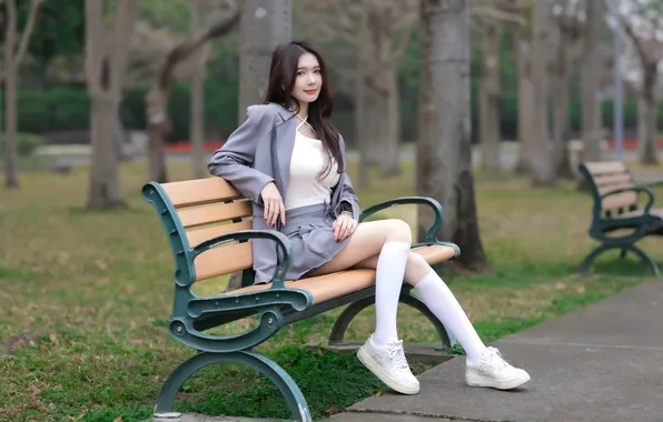Девушка, азиатка, на скамейке
