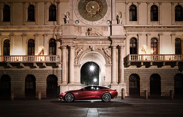 Картинка Aston Martin, Красный, Ночь, Здание, Автомобиль, Vanquish, Вид с боку, AM310