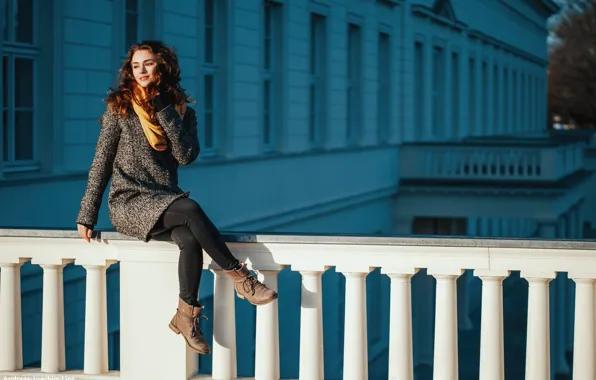 Девушка, солнце, поза, здание, портрет, джинсы, ботинки, шарф